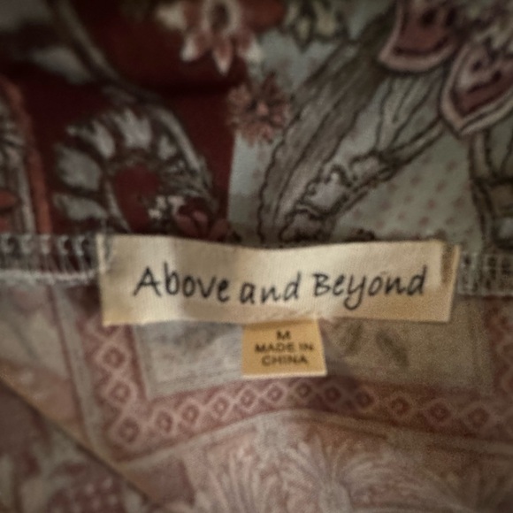 Above and Beyond floral Rich Red Burgundy and white Tunic top size Medium - Picture 9 of 10